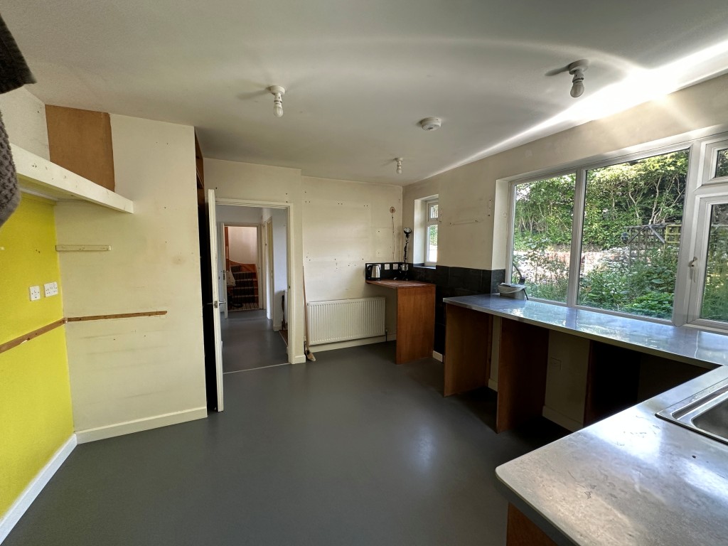 Lot: 125 - THREE-BEDROOM DETACHED HOUSE WITH POTENTIAL - Kitchen